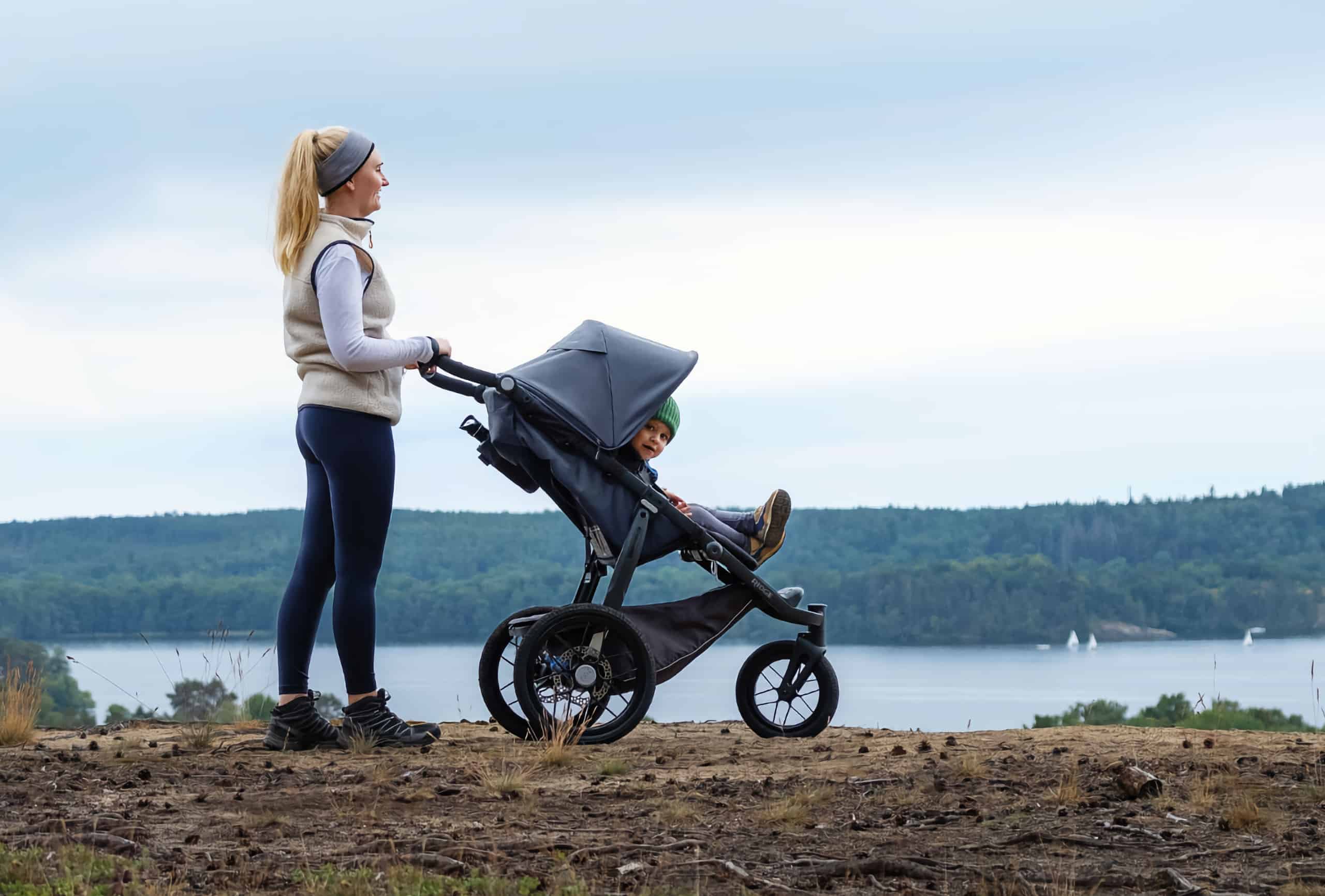 Reirei - Logpart är samarbetspartner med Reirei. Logpart tillhandahåller 3pl-lösningar. I bild en kvinna, sportigt klädd, med en barnvagn. I barnvagnen tittar en pojke fram.