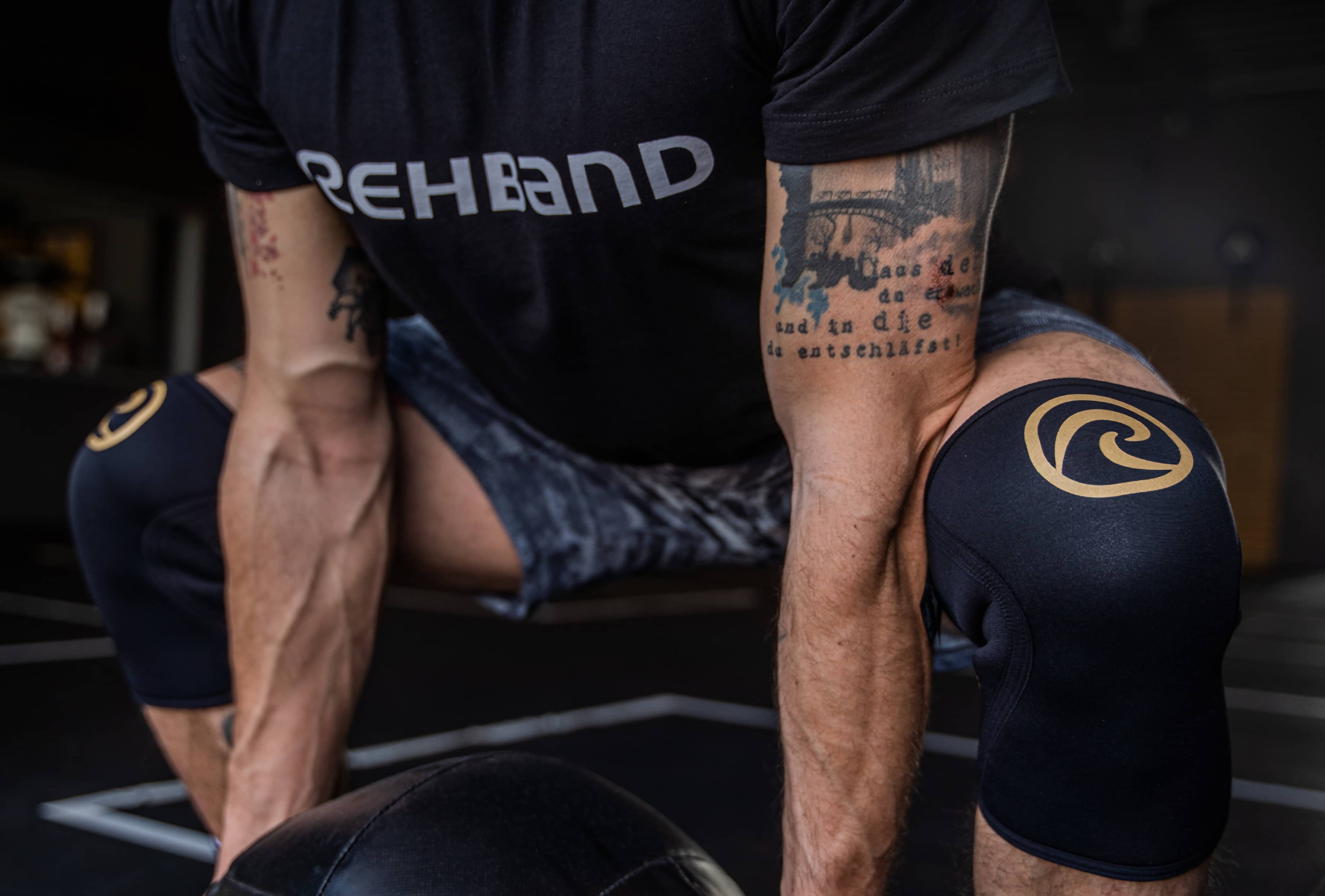 Rehband - Logpart levererar tredjepartslogistik till Rehband. I bild en man men Rehband t-shirt som gör ett marklyft med en medicinboll.